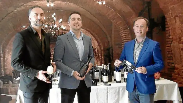 A la derecha, Carlos Valero, con Manu Jiménez -centro- y Chema Villanueva, comercial de la empresa.