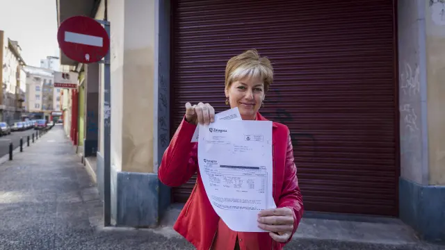 Jacoba Serrano, con el recibo de los 2.808 euros que le ha devuelto el Ayuntamiento.