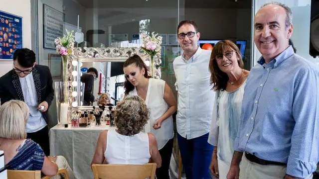 De izquierda a derecha, Fernando Catalán, Silvia de la Llana y Ángel Yanguas, junto a los estilistas que animaron la velada.