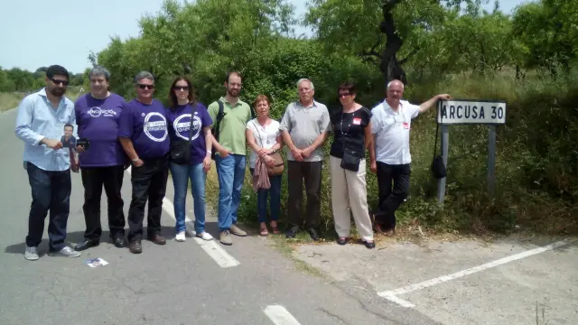 Representantes de Unidos Podemos en la carretera Colungo - Arcusa, que une Somontano y Sobrarbe por el eje del Vero.