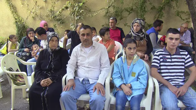 Refugiados sirios esperan su turno en la embajada española en Beirut.