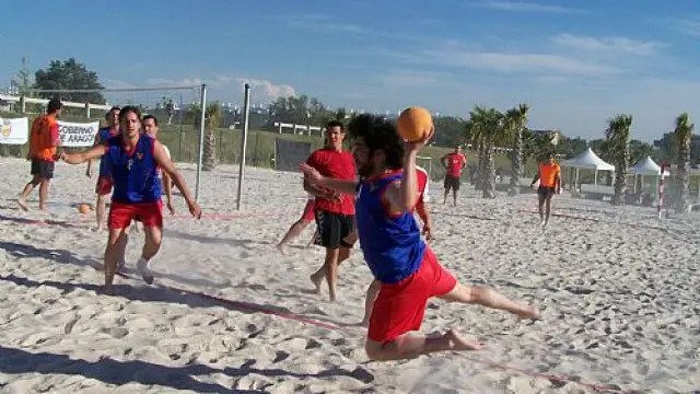 El IV Torneo Ciudad de Zaragoza abre la temporada de balonmano playa.