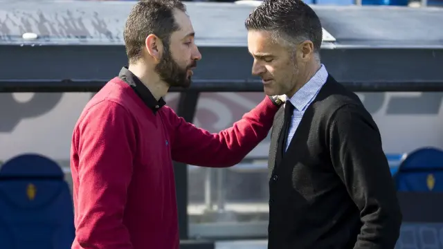 Pablo Machín saluda a Lluís Carreras en la última visita del Girona al Real Zaragoza en La Romareda, en la que los gerundenses se impusieron 0-3, repitiendo en marcador de la promoción del año pasado.