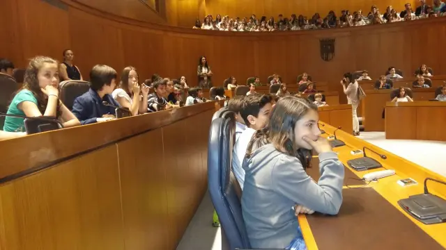 Alumnos de Primaria y Secundaria participan en el Pleno Infantil en la Aljafería