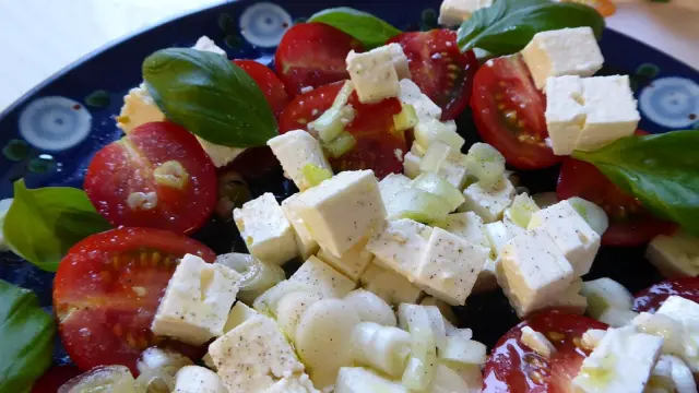 El queso feta se puede servir a secas o como ingrediente de la famosísima ensalada griega.
