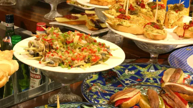 Las tapas son parte de la cocina tradicional española.