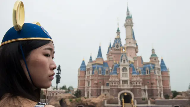 Una joven china asiste a la inauguración del parque Disney en Shanghái.