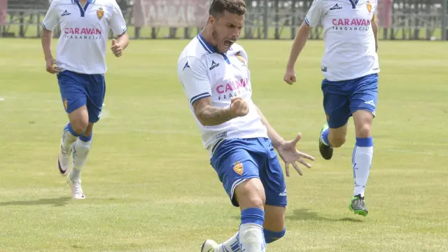 Los jugadores del Deportivo Aragón celebran un gol en la Ciudad Deportiva