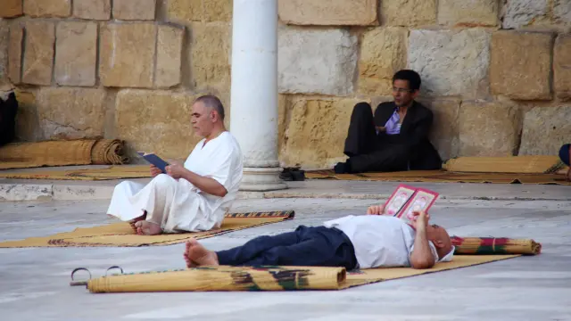 Varios musulmanes leen el Corán durante el Ramadán en una mezquita tunecina.