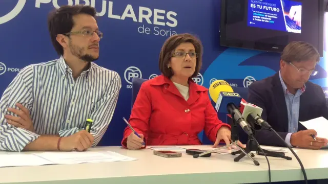 Marimar Angulo ha presentado las '10 medidas en materia económica', acompañada por los otros dos candidatos al Senado, Tomás Cabezón y Gerardo Martínez.