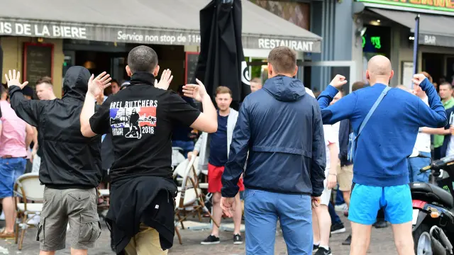 Foto de archivo de hinchas rusos causando disturbios durante la Eurocopa.