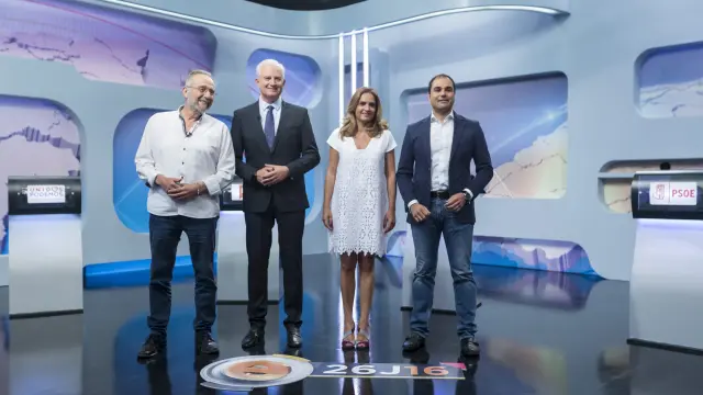 Pedro Arrojo, Eloy Suárez, Susana Sumelzo y Rodrigo Gómez, ayer, momentos antes del inicio del debate en Aragón TV.