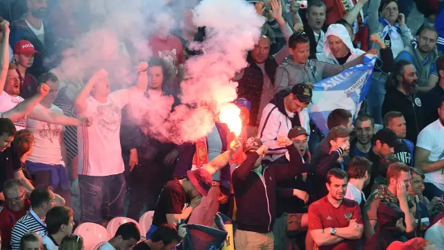 Hinchas rusos, durante el partido de su equipo contra Eslovaquia en Lille.