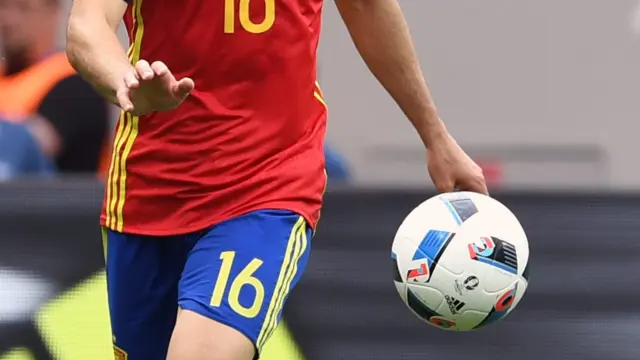 Juanfran controla el balón en el choque ante Chequia.