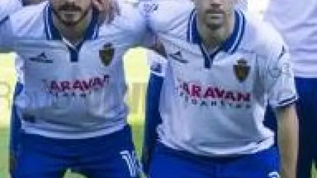 Javi Ros y Lanzarote, junto en una formación del once inicial antes de un partido del Real Zaragoza.