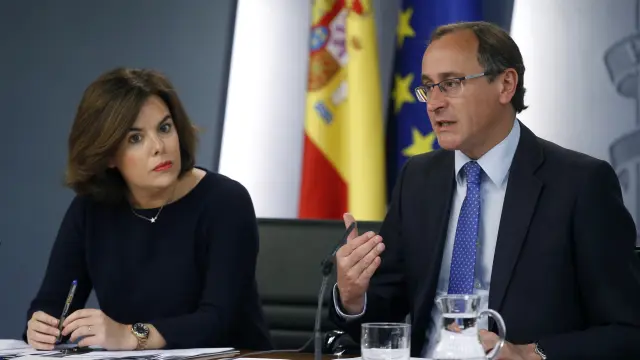 Soraya Sáenz de Santamaría y Alfonso Alonso en la rueda de prensa tras el Consejo de Ministros.