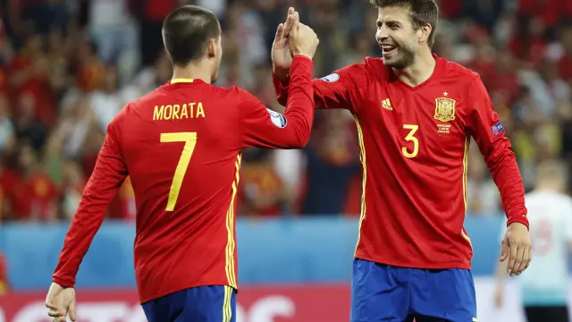 Morata y Piqué, durante el partido contra Turquía