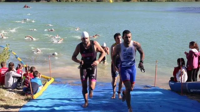 La prueba de natación ha tenido lugar en el pantano de San Juan.