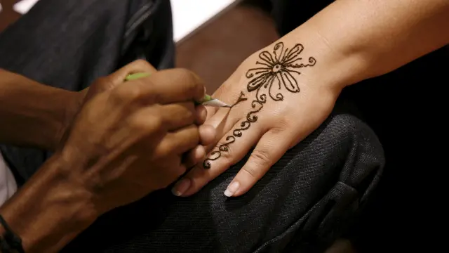 En los últimos años se utiliza la henna negra para hacerse tatuajes temporales.