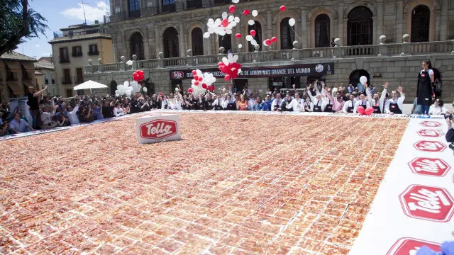 El plato más grande de jamón cortado a cuchillo del mundo, en la plaza del Ayuntamiento de Toledo.
