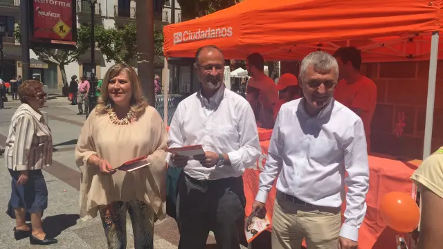 El portavoz de C's en las Cortes, Luis Fuentes, (c) junto a los candidatos José Luis Alonso y María Ángeles Morales.