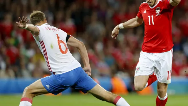 Gareth Bale durante una jugada de Gales contra Rusia en la Eurocopa.