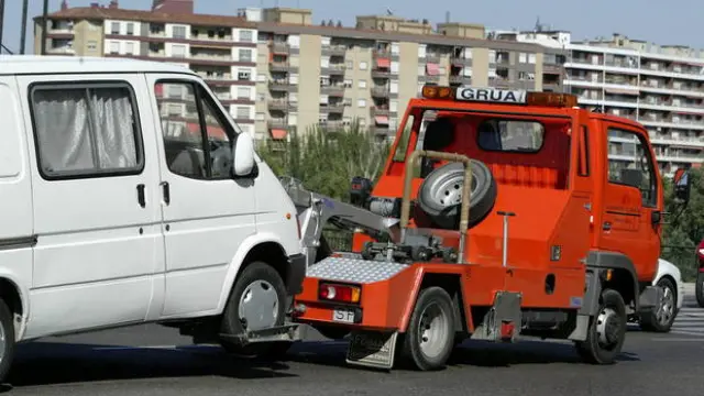 Más de 5.000 vehículos retirados por la grúa en Zaragoza en un año