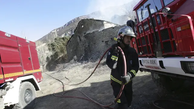 Los bomberos de Sobrarbe en un incendio forestal en el núcleo de Lacort.