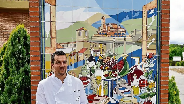 Javier Puyal, cocinero del restaurante Tres Caminos, de El Grado, junto al río Cinca.