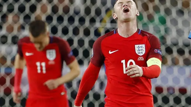 El británico Wayne Rooney, en un lance del partido ante Eslovaquia.
