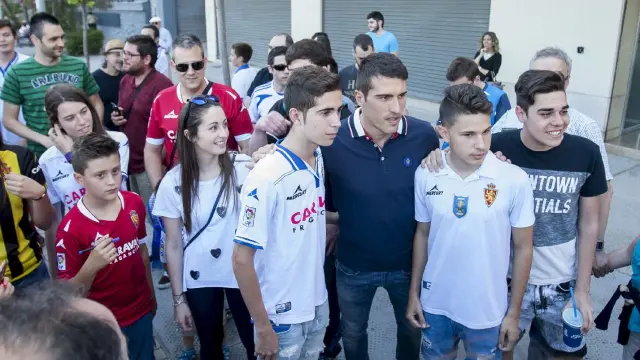 Zapater posa con un grupo de aficionados del Real Zaragoza a la salida del estadio tras su multitudinaria presentación.
