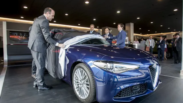 Eduardo Huguet y Sergio Sola, a la derecha, descubren el nuevo Alfa Romeo Giulia el pasado jueves en Vian Automobile.