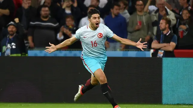 Tufan celebra uno de los goles de Turquia.