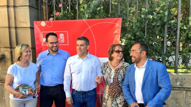 El portavoz del grupo parlamentario del PSOE, Antonio Hernando (2i), junto a los candidatos socialistas al Congreso y Senado y otros representantes.