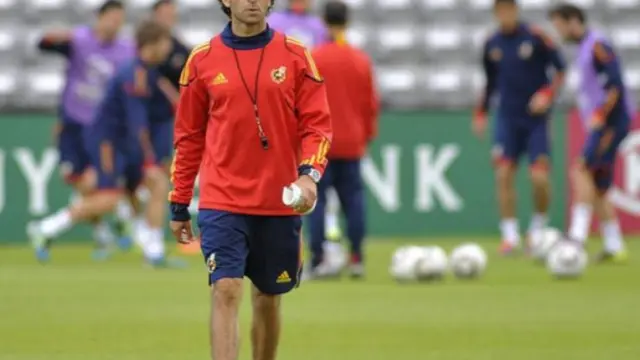 Luis Milla, en un entrenamiento con la selección española sub-21 en sus años como miembro del 'staff' técnico de la Federación Española.
