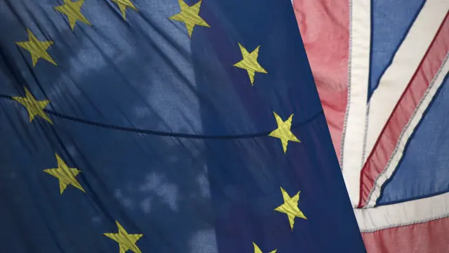 Una bandera británica y otra de la UE, en el día que el Reino Unido decide sobre el 'brexit'.