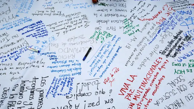 Los ciudadanos de Bogotá escribieron sus mensajes a favor de la paz en un enorme cartel instalado en el centro de la ciudad.