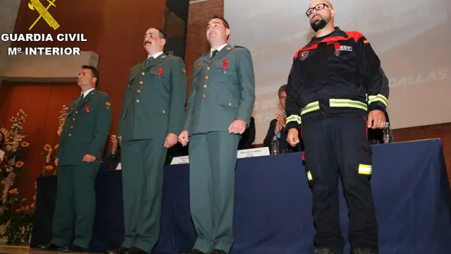 Recibió la condecoración de Protección Civil en la categoría de bronce con distintivo rojo.
