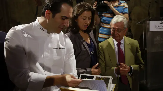 El chef Mario Sandoval, la directora de Paradores, Ángeles Alarcó y el presidente de la Real Academia de Gastronomía, Rafael Ansón, durante la presentación del libro.