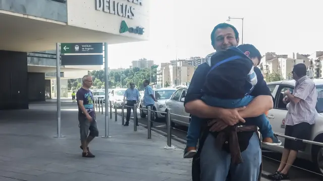 Jairo y su padre, a su llegada a Zaragoza el pasado jueves