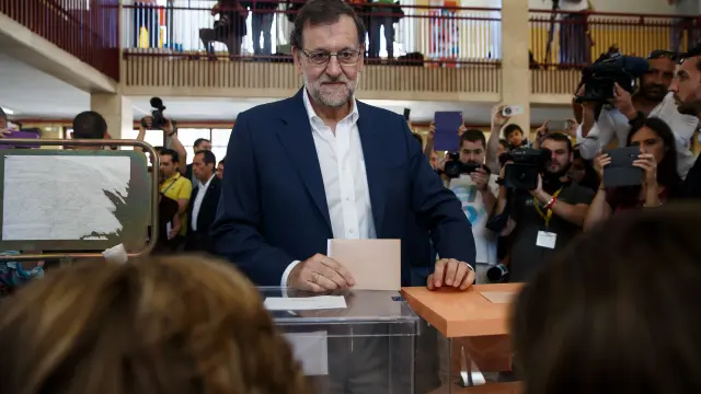 Rajoy votando en Madrid.