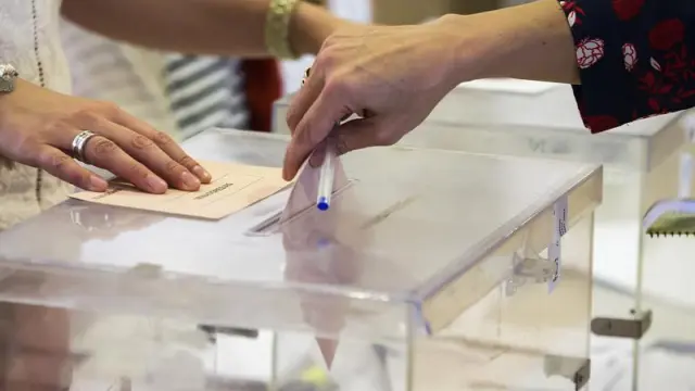 Foto de archivo de una mujer depositando su voto en una urna