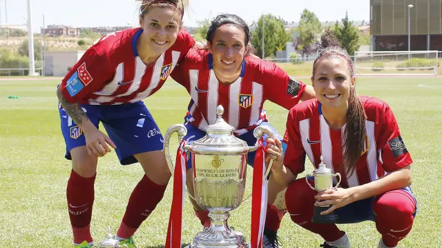 Silvia Meseguer, Noelia Tudela y María Pilar León, con la Copa.
