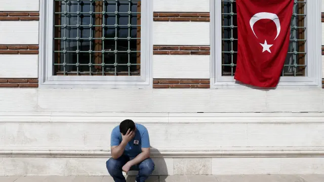 Un familiar de una de las víctimas llora su pérdida en Estambul.