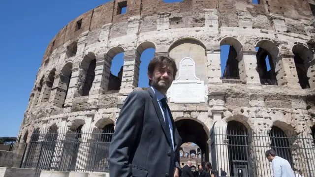 El ministro de Cultura italiano, Darío Franceschini, posa frente al Coliseo