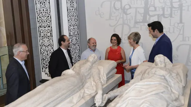 Los tres poetas ganadores a la izquierda visitaron el Mausoleo de los Amantes.