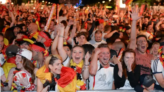 La afición alemana celebra el triunfo ante Italia