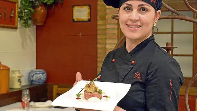 Leticia Silva, cocinera del restaurante Parrilla Albarracín, con el tartar de carne de Ternasco de Aragón.