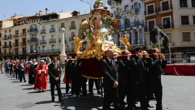 Concejales y miembros del Seisado acompañaron a Santa Emerenciana en procesión.