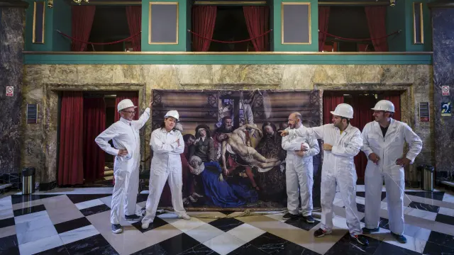 Cinco de los actores de 'Museo arrina, museo abajo', en plena faena, en el Teatro Principal.